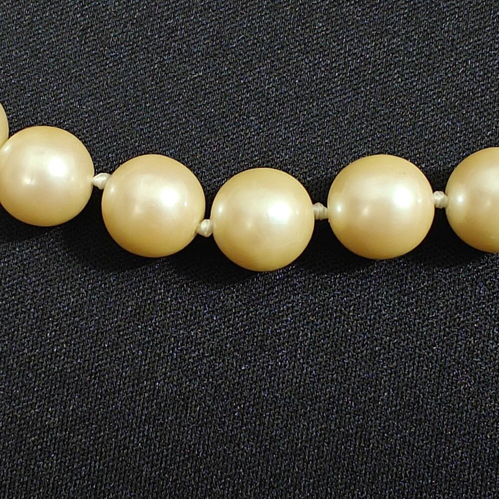 Vintage Signed Monet 17” Faux Pearl Necklace Chunky 10 mm Box Clasp Classic - Picture 4 of 6